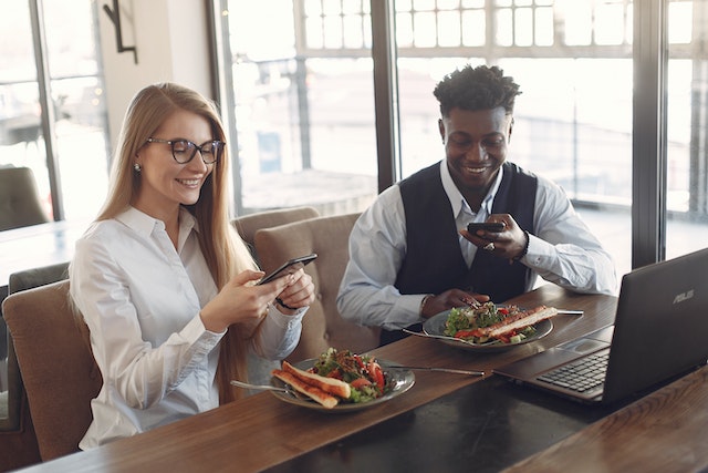  Learn how you can market your restaurant through social media influencers
